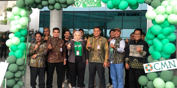 Bandara Syamsudin Noor Semakin Ramah Lingkungan, EV dan Damri Resmi Beroperasi
