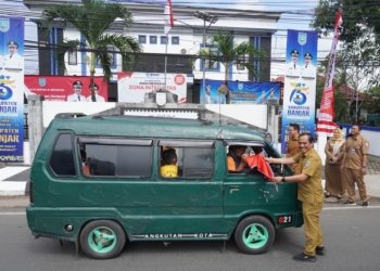 Menyalakan Nasionalisme di Jalanan Martapura: DKISP Banjar Bagikan Bendera Merah Putih