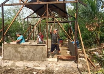 Rumah Ibu Sarti Direhab Total, TMMD Kodim 1006/Banjar Masuki Tahap Pemasangan Tiang Utama