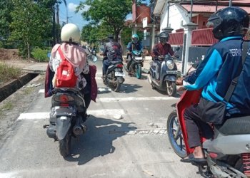 Lelah Lihat Jalan Macet, Warga Kompleks Kartika Bangun Portal Hingga Polisi Tidur