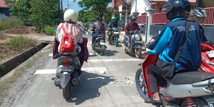 Lelah Lihat Jalan Macet, Warga Kompleks Kartika Bangun Portal Hingga Polisi Tidur