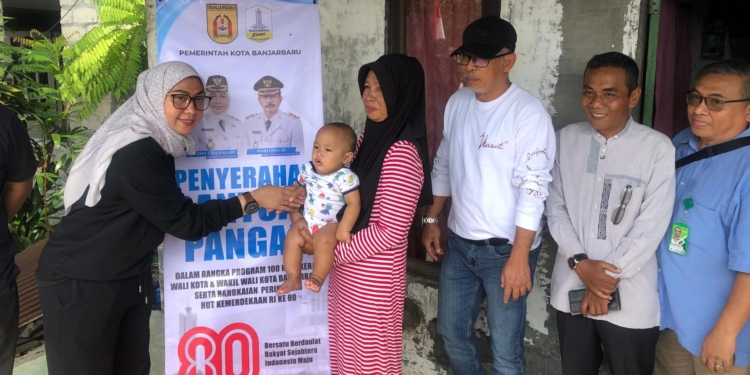 Peringati HUT RI, Wali Kota Lisa Salurkan Sembako Pangan Untuk Warga Kurang Mampu