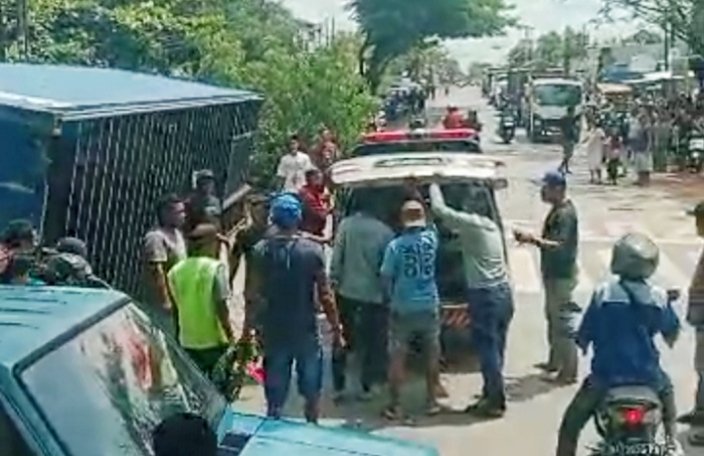 2 Patah Tulang, 1 Luka Dalam Akibat Kontainer Jatuh di Depan SD