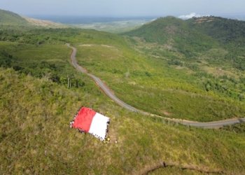 ULM Bentangkan Bendera Merah Putih Raksasa Pertama di Kalsel