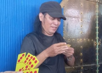 Bang Gondrong Kalahkan Puluhan Jurnalis di Lomba Domino