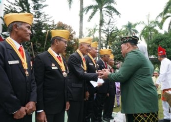PLN Kalselteng Beri Santunan kepada Veteran dan Pahlawan Kelistrikan Usai Upacara HUT RI ke-80