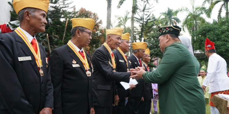 PLN Kalselteng Beri Santunan kepada Veteran dan Pahlawan Kelistrikan Usai Upacara HUT RI ke-80