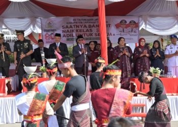Tradisi Nusantara Bertemu di Tapteng! Pawai Budaya HUT Ke-80 Bikin Pandan Penuh Warna