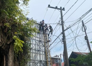 Tersengat Listrik Saat Ganti Papan Reklame, Seorang Pekerja Luka Bakar