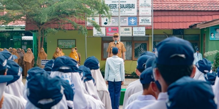 Pj Sekda Banjarbaru Sirajoni Ajak Siswa SMPN 2 Jadi Generasi Tangguh dan Berkarakter