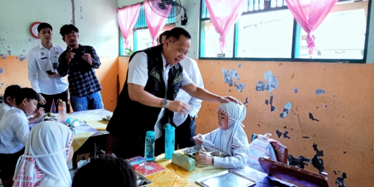 Dampaknya Nyata! Deputi Menko Polhukam Puji Program Makan Bergizi di Banjarbaru