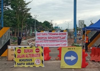 Warga Bentangkan Spanduk Protes di Proyek Jembatan Sei Ulin Banjarbaru