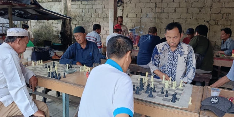 Ngopi, Bercanda, dan Berpikir: Kehangatan Terminal Catur MGR Banjarbaru