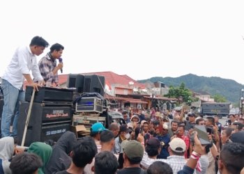 Massa Tapteng Tolak Tunjangan DPRD dan Desak Transparansi Dana PEN Rp70 Miliar