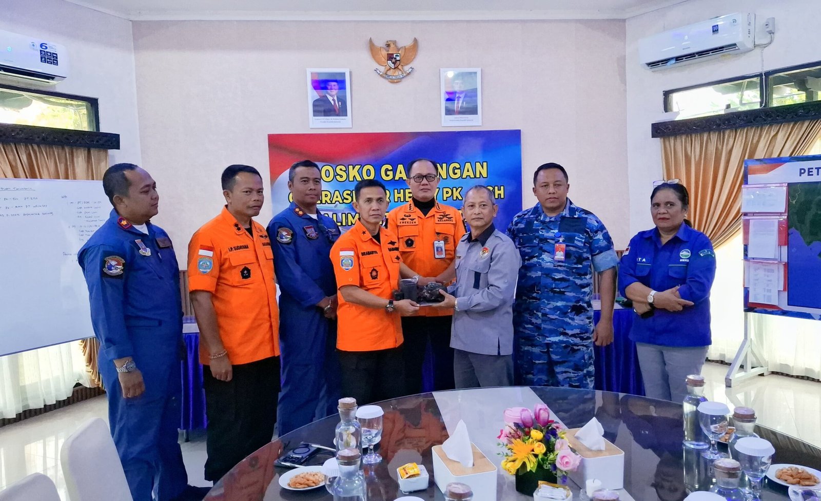 Dengan Kondisi Terbakar, KNKT Terima Black Box Helikopter BK117-D3 yang Jatuh di Mantewe