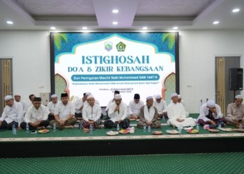 Ribuan Warga Kotabaru Padati Masjid Apung, Gelar Istigasah dan Peringatan Maulid Nabi