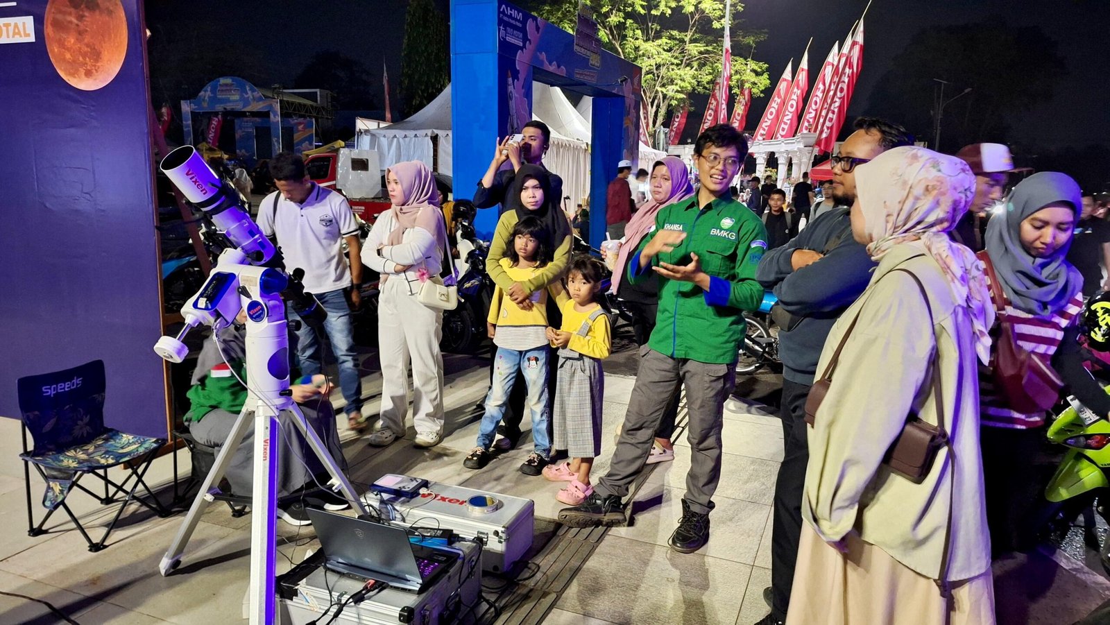 Warga Banjarbaru Antusias Saksikan Gerhana Bulan ‘Blood Moon’