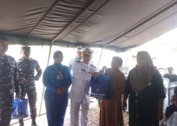 Rayakan HUT ke-80, TNI AL Kotabaru Turun Langsung Bantu Warga
