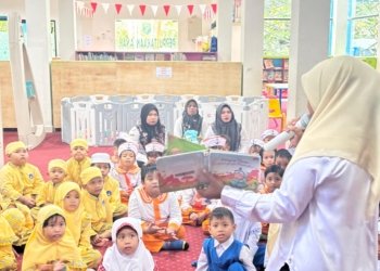 Tawa Ceria Anak TK Iringi Dongeng “Senangnya Menolong” di Dispersip Kotabaru