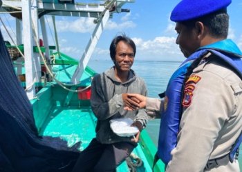 Jum’at Berkah Satpolairud Polres Kotabaru, Berbagi Nasi Kotak untuk Nelayan Tradisional