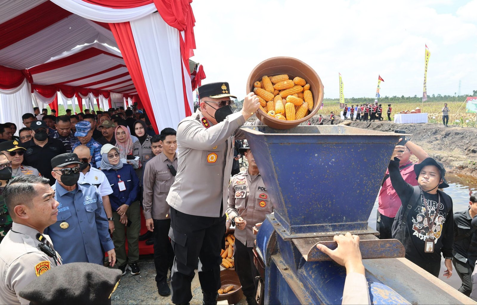 Wujud Nyata Dukung Ketahanan Pangan Nasional, Polda Kalsel Serahkan 30 Ton Jagung ke Bulog