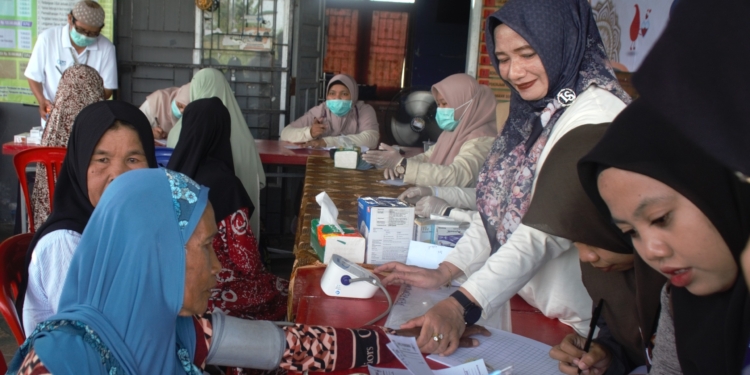 Peduli Kesehatan Lansia, PLN Kalselteng Menggelar Medical Check Up Gratis dan Bagikan Sembako