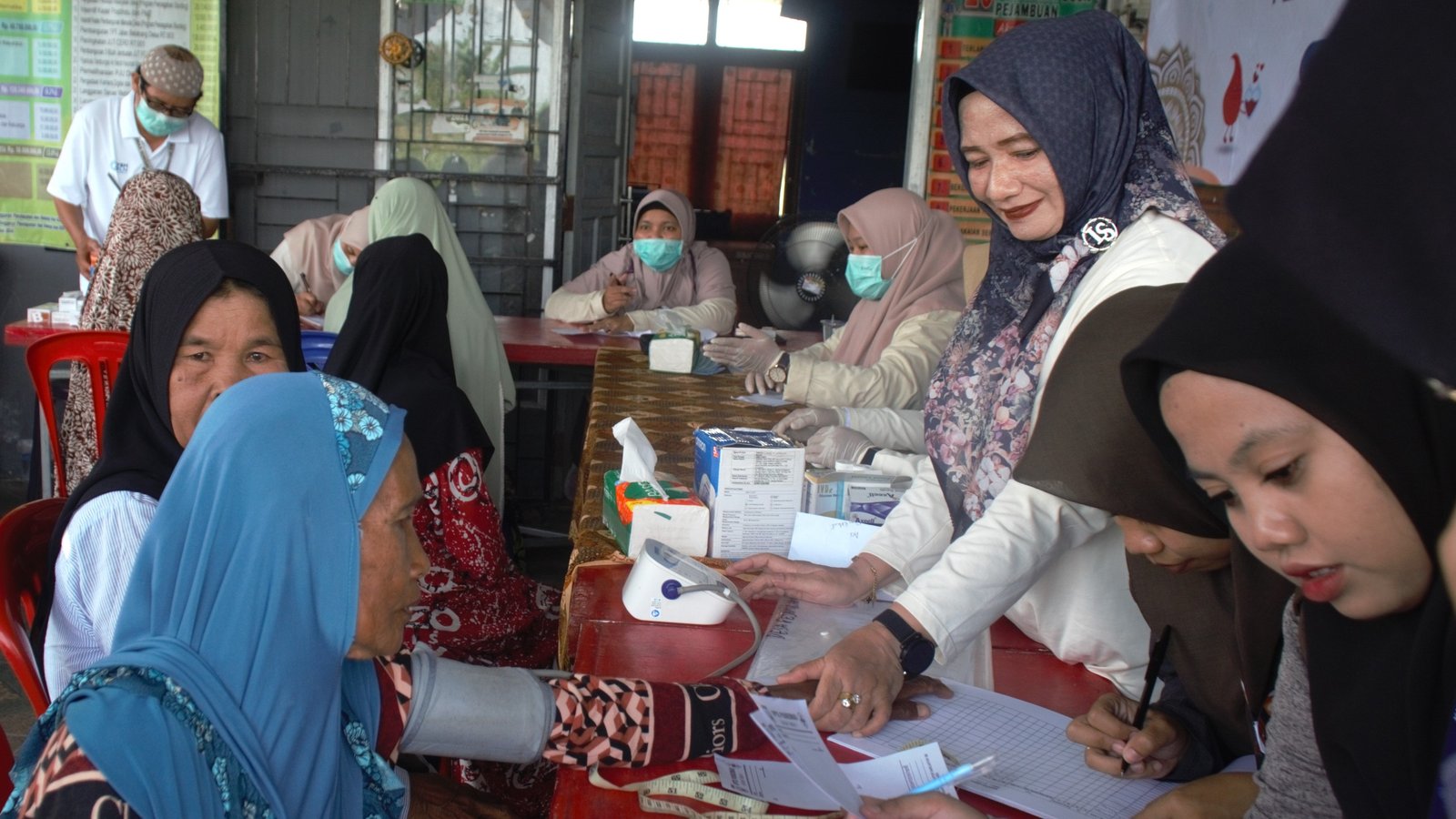 Peduli Kesehatan Lansia, PLN Kalselteng Menggelar Medical Check Up Gratis dan Bagikan Sembako
