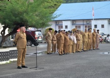 Wakil Bupati Tapanuli Tengah, Mahmud Efendi saat bertindak sebagai Pembina Apel Gabungan Pejabat Tinggi Pratama dan Pejabat Administrator di halaman GOR Pandan