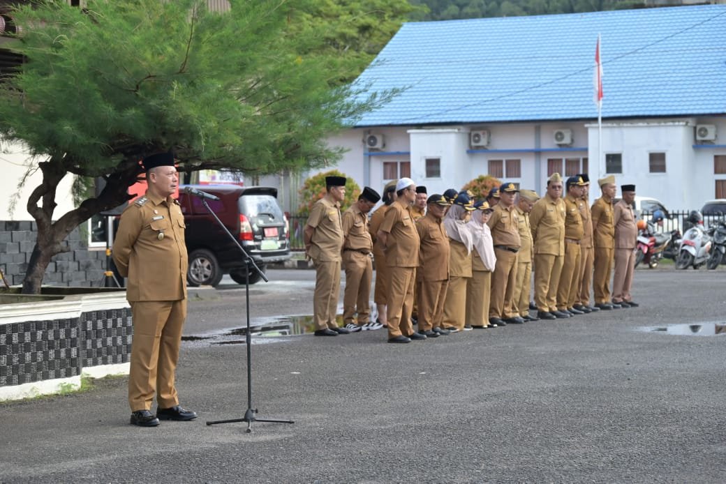 Wakil Bupati Tapanuli Tengah, Mahmud Efendi saat bertindak sebagai Pembina Apel Gabungan Pejabat Tinggi Pratama dan Pejabat Administrator di halaman GOR Pandan