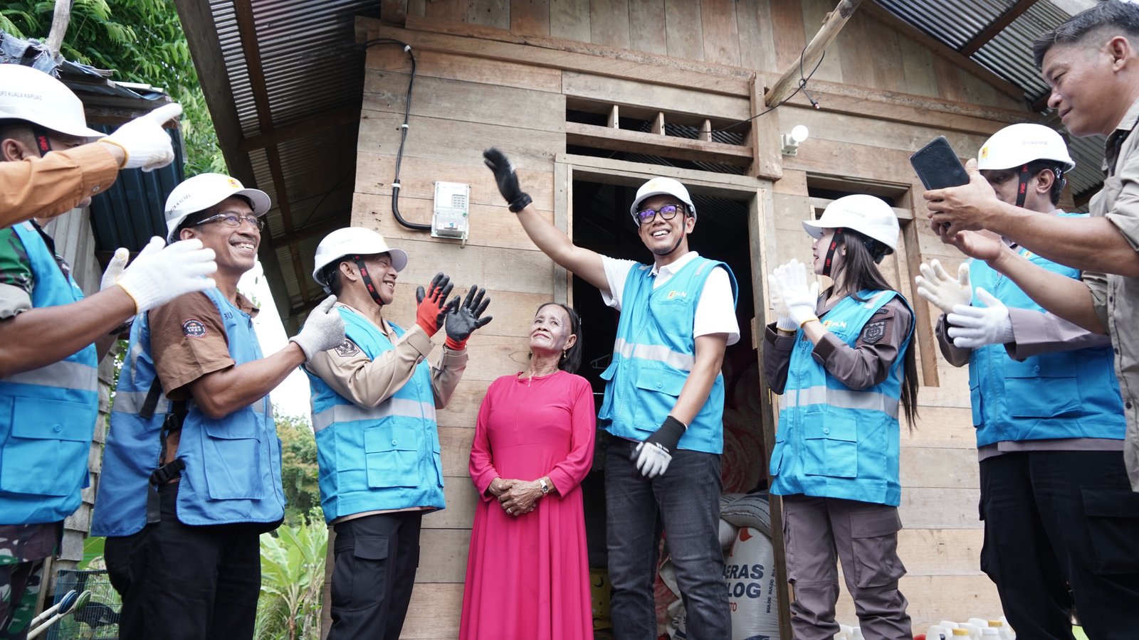 Terangi Harapan Keluarga Prasejahtera, PLN Kalselteng Nyalakan Program LUTD di Hingan Tokung