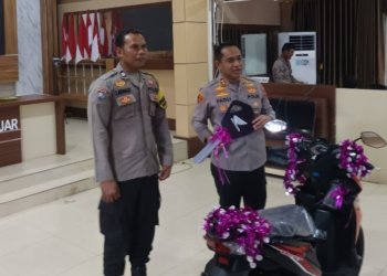 Kapolres Banjar Serahkan Hadiah Motor untuk Bhabinkamtibmas Berprestasi