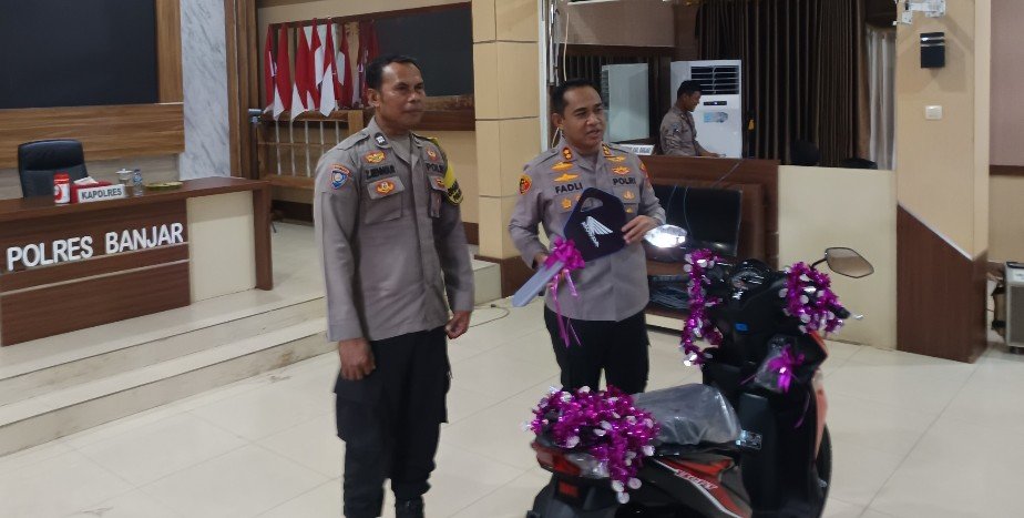 Kapolres Banjar Serahkan Hadiah Motor untuk Bhabinkamtibmas Berprestasi