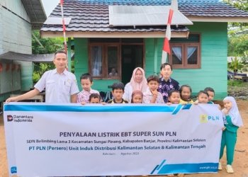 Dukung Sarana Prasarana Pendidikan, PLN Kalselteng Pasang SuperSUN untuk Terangi SDN Belimbing Lama 3