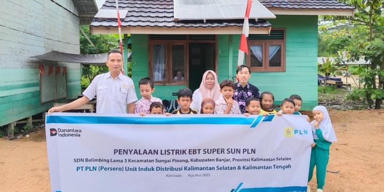 Dukung Sarana Prasarana Pendidikan, PLN Kalselteng Pasang SuperSUN untuk Terangi SDN Belimbing Lama 3