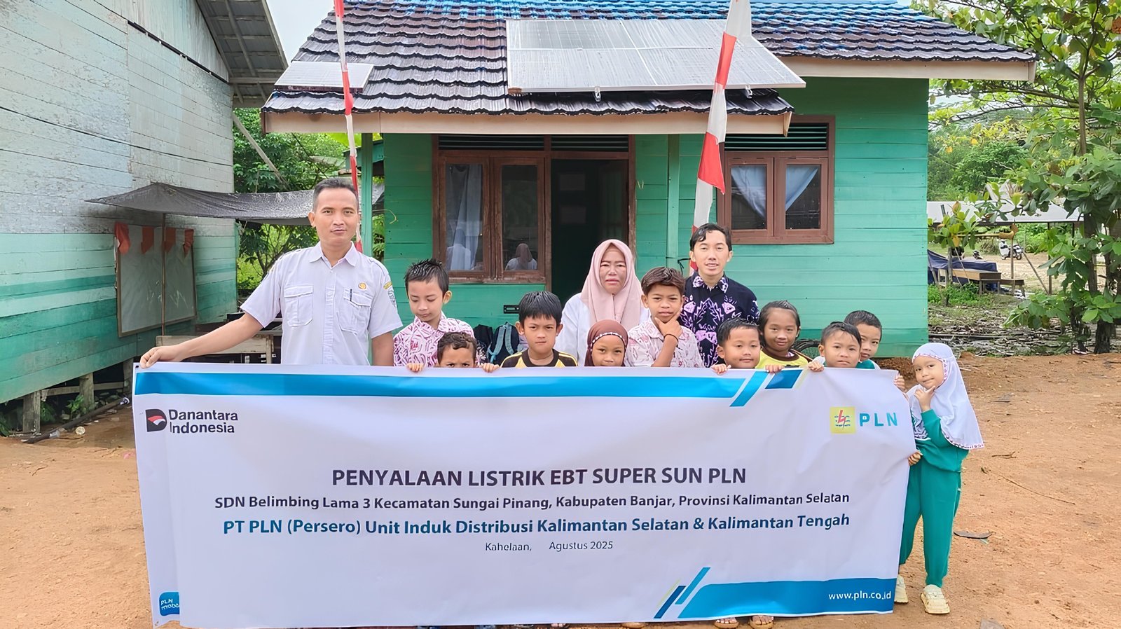 Dukung Sarana Prasarana Pendidikan, PLN Kalselteng Pasang SuperSUN untuk Terangi SDN Belimbing Lama 3