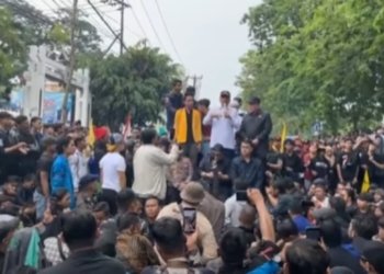 Lantunan Sholawat Menggiring Akhir Demo di Kalsel, Ketua DPRD Supian HK Siap Mundur Dari Jabatan