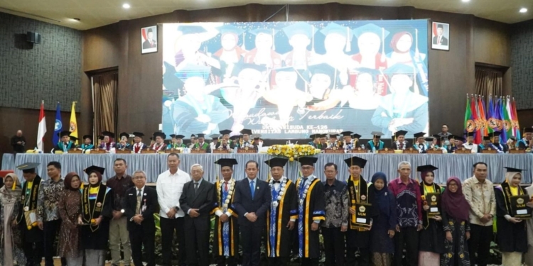 ULM Kukuhkan 1.300 Wisudawan, Hadirkan Menteri KLHK Sebagai Tamu Kehormatan
