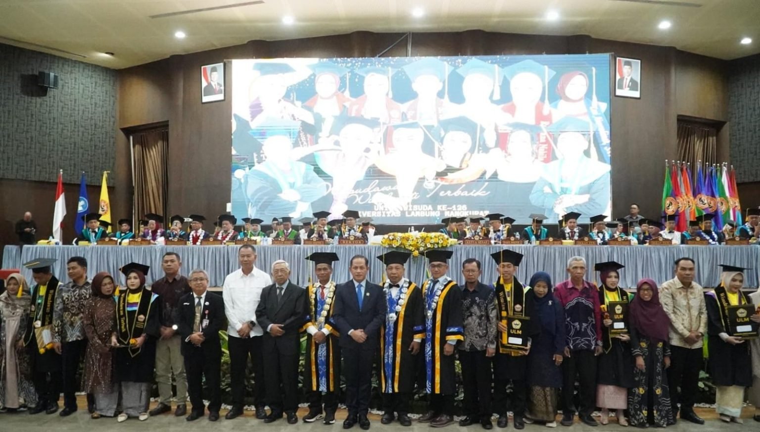ULM Kukuhkan 1.300 Wisudawan, Hadirkan Menteri KLHK Sebagai Tamu Kehormatan
