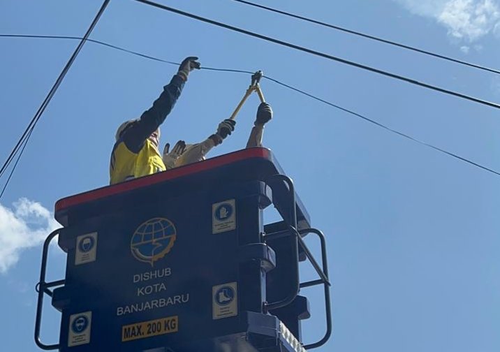 Pemerintah Kota Banjarbaru Mulai Tertibkan Kabel Udara Semrawut di Sejumlah Titik