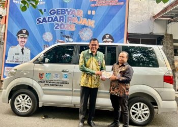 BPKPAD Kabupaten Banjar Serahkan Hibah untuk Perkuat Layanan Pajak Kendaraan Bermotor