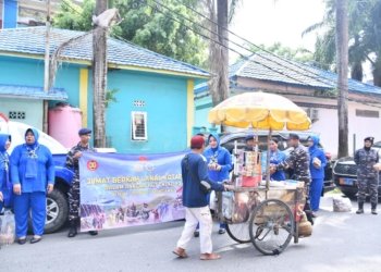 TNI Hadir untuk Rakyat, Lanal Kotabaru Gelar Aksi Sosial di Pasar Limbur Raya