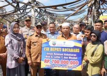Bupati Rusli Serahkan Bantuan Rp700 Juta untuk Pedagang Korban Kebakaran Pasar Kemakmuran