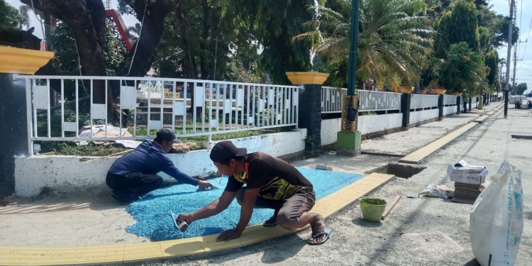 Capai 62 Persen, Penataan Trotoar Taman Van Der Pijl Banjarbaru Dibuat Seirama Ramah Anak