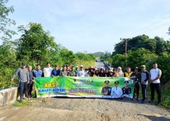 Aksi Jumat Bersih, Camat Karang Bintang Turun Tangan, Warga dan Pelajar Semangat Bersih-bersih di Jalan Poros Pandan Sari
