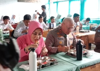 Uji Kelayakan Menu MBG, Kapolda Kalsel dan Wali Kota Banjarbaru Makan Bersama Siswa SMPN 5 Banjarbaru