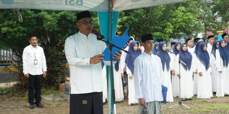 Pemerintah Kabupaten Kotabaru menghadiri Upacara Peringatan Hari Santri Nasional 2025