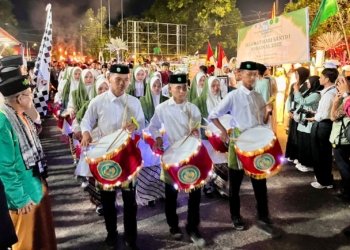Ribuan Santri Padati Jalanan Martapura, Kirab Santri Nasional 2025 di Kabupaten Banjar Berlangsung Meriah dan Penuh Makna
