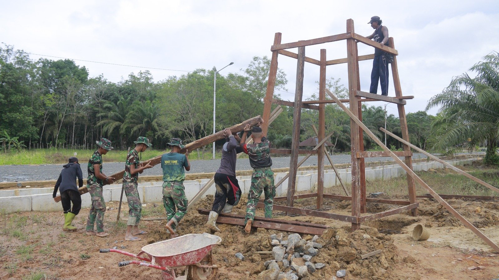 Satgas TMMD Ke 126 Kodim 1022 Tanah Bumbu Bangun Tower Penampungan Air Untuk Warga Rejosari