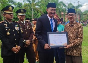 Ketua PD Muhammadiyah Kabupaten Banjar Hasbi Rivani Terima Penghargaan Tokoh Pendidikan dan Keagamaan dari Pemerintah Kabupaten Banjar