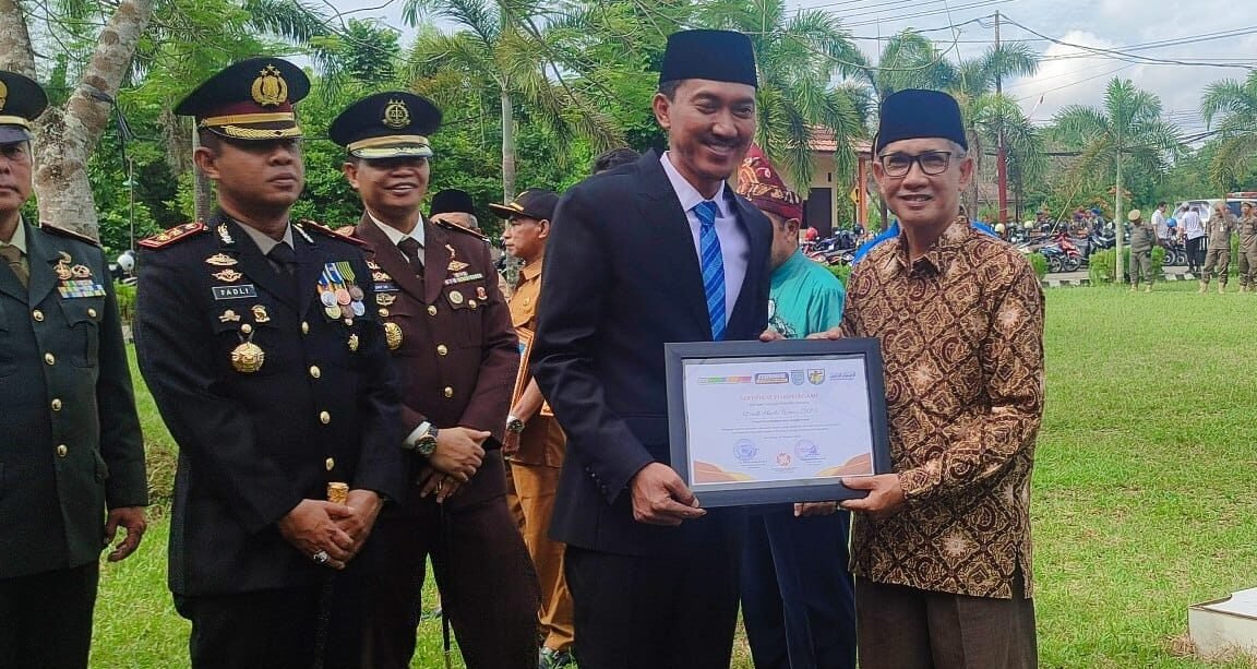 Ketua PD Muhammadiyah Kabupaten Banjar Hasbi Rivani Terima Penghargaan Tokoh Pendidikan dan Keagamaan dari Pemerintah Kabupaten Banjar